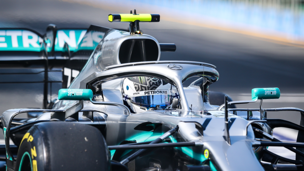 Bild på en Mercedes-bil i ett Formel 1-race.